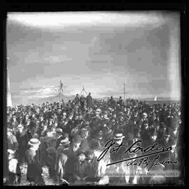 Concentración de una multitud de personas en el Faro Murillo de la ciudad de El Alto, en celebración del centenario del 16 de julio de 1909.