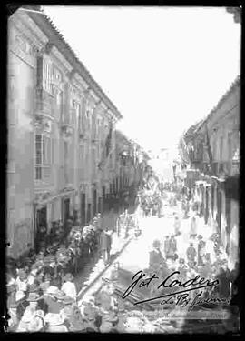 Desfile cívico del 16 de julio, con carros alegóricos, pasando por la calle Mercado.