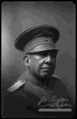 Fotografía de estudio de un Coronel del Regimiento Bolívar