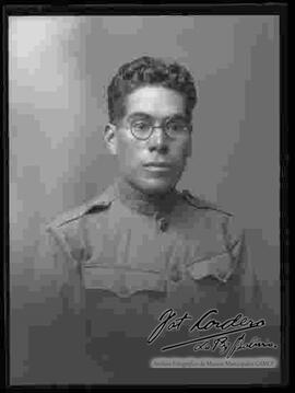 Foto de estudio, de medio cuerpo de un soldado, participe de la Guerra del Chaco