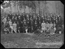 Grupo de profesores/as, reunidos en el patio de una casa particular.