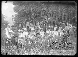 Familia celebrando el martes challa con música en  un huerto de choclos