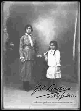 Foto de estudio de una madre junto a su hija