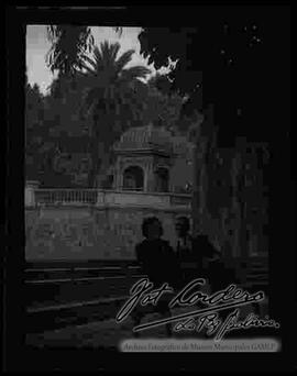 Rufino  Cordero y su señora Lucy de Cordero, en un parque