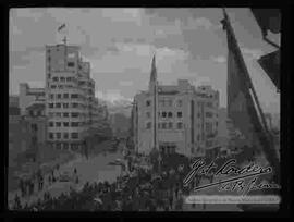 Dos tomas, vista de la  manifestación  realizada por parte de estudiantes universitarios y una multitud de personas, subiendo por Avenida Mariscal Santa Cruz, Plaza del Obelisco, en contra del gobierno de Gualberto Villarroel por la muerte del estudiante universitario Bengel Gamberos. junio 1946