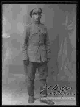 Foto de estudio de un soldado de la Guerra del Chaco