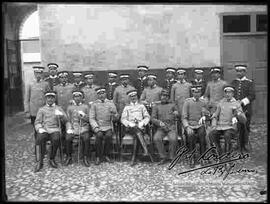 Grupo de oficiales de caballería en el patio del Colegio Militar