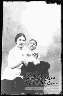 Foto de estudio de una madre sosteniendo a su bebe