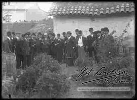 Grupo de varones, celebrando en el patio de una casa particular