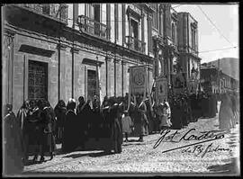 Procesión  en semana santa, pasando delante del palacio de gobierno, plaza Murillo.