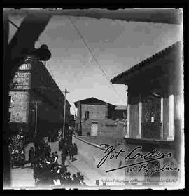 Procesión de semana santa, pasando por la  calle Comercio, esquina Perez Vélasco.