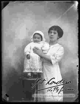 Foto de estudio de una madre con su niña