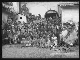 Reunión de la familia Cordero en el patio de una casa, por la celebración de la fiesta patronal de Pucarani.