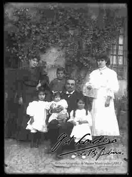 Una familia en el patio de una casa particular