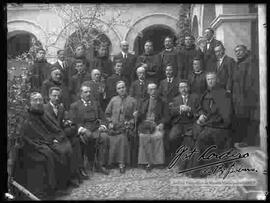 Grupo de sacerdotes franciscanos, con el Nuncio Apostólico, en el jardín del Convento de San Francisco