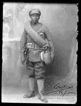 Foto de estudio de un soldado de la Guerra del Chaco