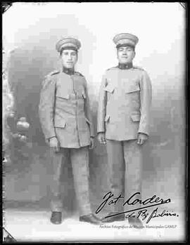 Foto de estudio de dos soldados