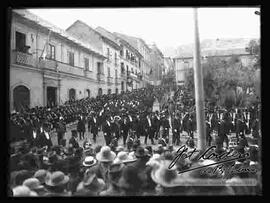 Desfile donde se encuentra el Presidente Bautista Saavedra, pasando por la Plaza Murillo