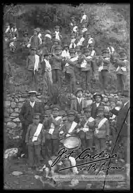 Banda de música de  niños uniformados