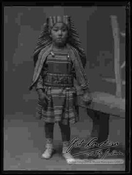 Foto de estudio de una niña disfrazada de inca.