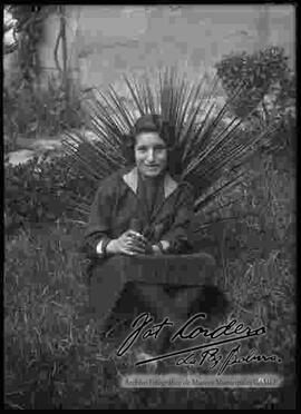 Una dama sentada en el jardín de una casa particular