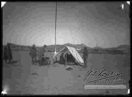 Soldados instalado una antena para transmisión