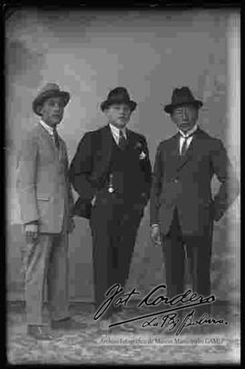 Foto de estudio de tres amigos