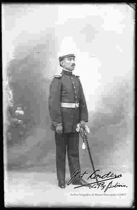 Foto de estudio de un Oficial del Ejercito