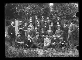 Grupo político en el huerto de una casa particular