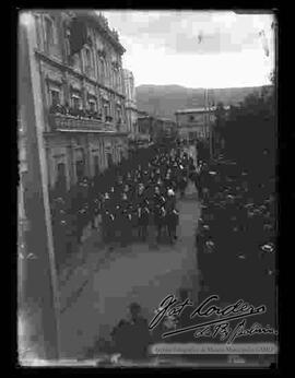 Desfile del colegio militar, por el 6 de agosto pasando frente al palacio de gobierno, plaza Murillo.