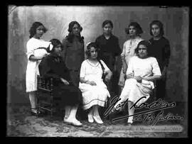 Foto de estudio de un grupo de ocho señoritas