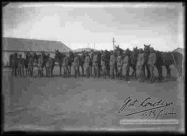 Oficiales instructores del regimiento de caballería abaroa montados a caballo, en el cuartes de guaqui