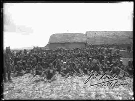 Grupo de soldados descansando en la hora del almuerzo en el altiplano