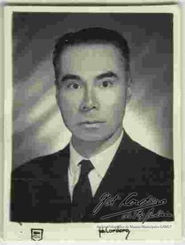 Foto de estudio de medio cuerpo de un contador, personaje intelectual. 20 de marzo de 1967.