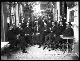 Grupo de profesores en un local ubicado por el prado.