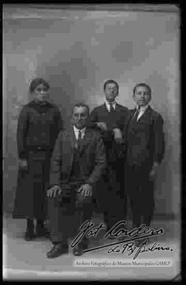 Retrato  de estudio de una familia