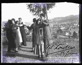 Familia en un dia de campo, bailando tango.