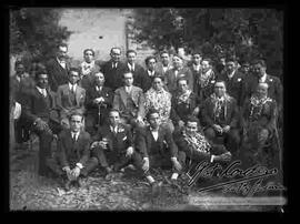 Empleados de una empresa, celebrando carnavales en el jardín de una casa.