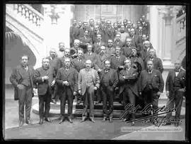 Presidente Hernando Siles, junto representantes de una misión extranjera, en las gradas del Palacio de Gobierno