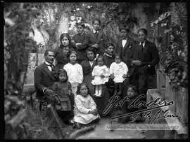 Familia reunida, en el patio de una casa