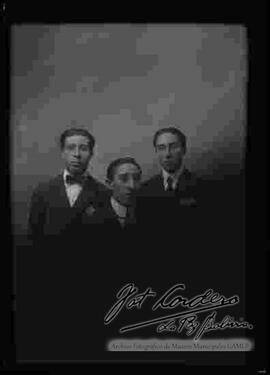 Foto de estudio con esfumador de tres varones