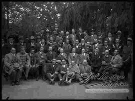 Grupo político, reunido en el patio de una casa particular por la celebración de un acontecimiento