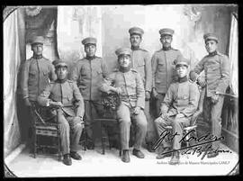 Foto de estudio de un grupo de soldados