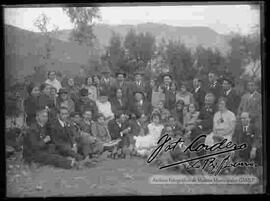 Grupo familiar, reunido en el patio y huerto de una casa particular por la zona de Sopocachi. donde se encuentra julio cordero castillo