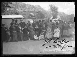 Grupo familiar, don de se encuentra hernando siles de joven. reunidos en el patio de una casa particular por Obrajes, junto a sus dos empleadas de pollera