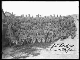 Grupo de cadetes en instrucción abierta, en las afueras de la ciudad