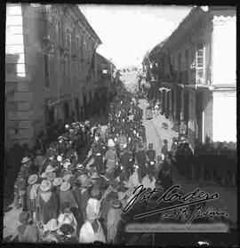 Desfile cívico del 16 de julio, pasando por la calle Mercado.