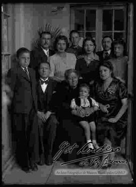 Grupo familiar,  posando en el pasillo de una casa particular