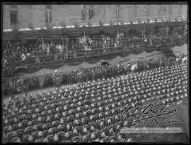 Cadetes del Colegio Militar, pasando por el palco oficial para la transmisión de mando de Ismael Montes a Gutérrez Guerra