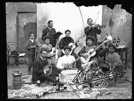 Familia celebrando con música, en el patio de una casa particular